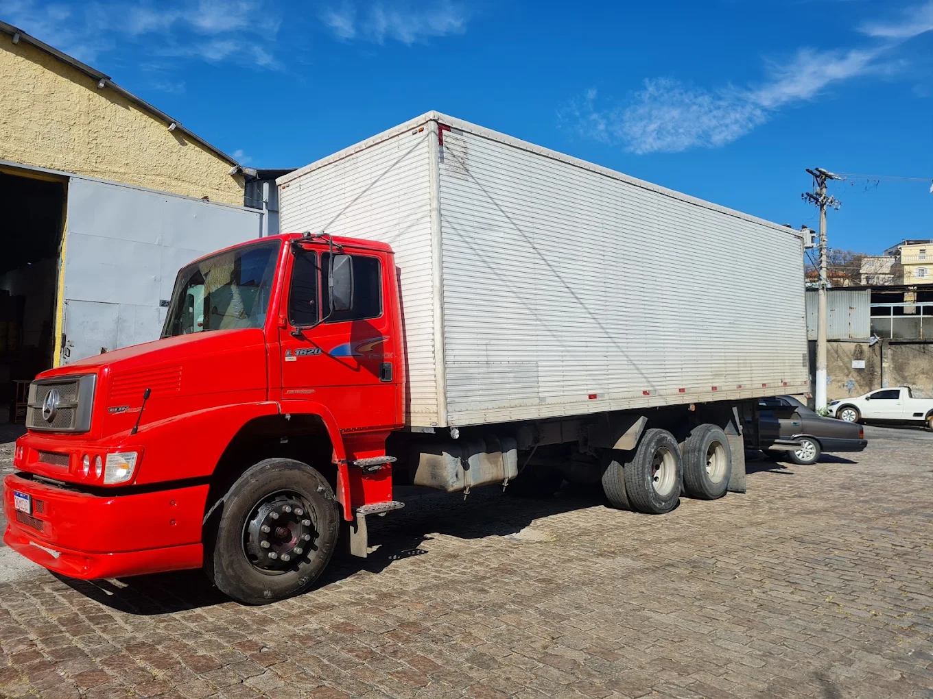 Caminhão baú da frota PJT Transportes